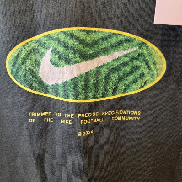 Nike Men's Small Pitch Precision Soccer Graphic T-Shirt in Dark Green New - Picture 2 of 11